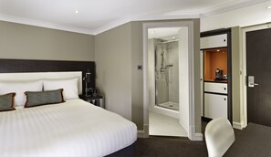 Chambre, 1 grand lit, accessible aux personnes à mobilité réduite | Literie hypoallergénique, coffres-forts dans les chambres, bureau