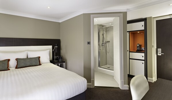 Room, 1 Queen Bed, Accessible | Hypo-allergenic bedding, in-room safe, desk, laptop workspace - DoubleTree by Hilton London - Ealing Hotel (London)