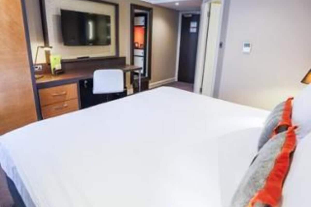 Hypo-allergenic bedding, in-room safe, desk, laptop workspace