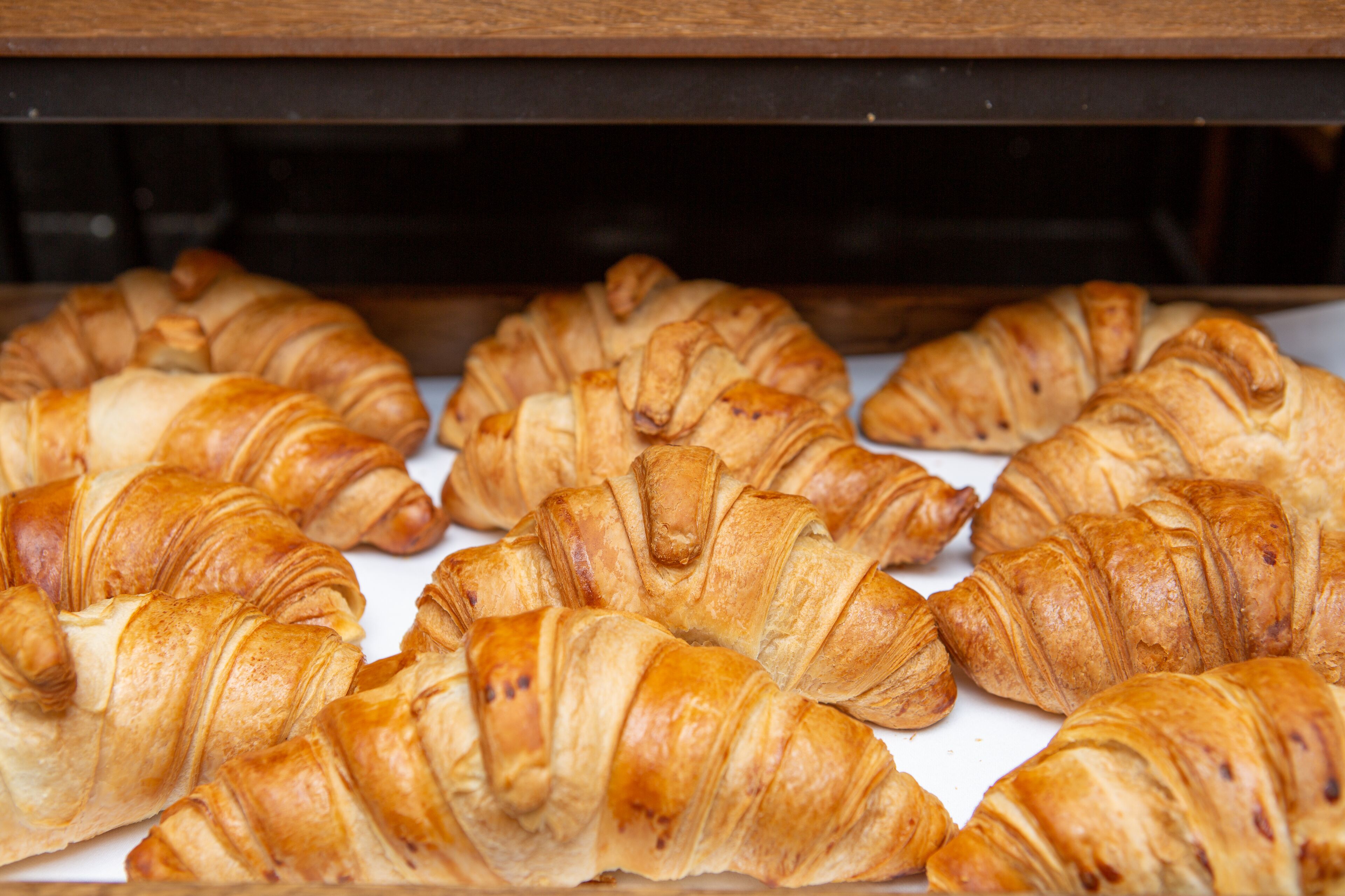 Una bandeja de croissants recién horneados.