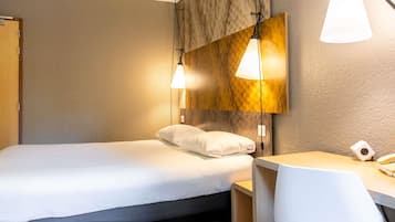 Standaard kamer, 1 tweepersoonsbed | Een bureau, verduisterende gordijnen, geluiddichte muren