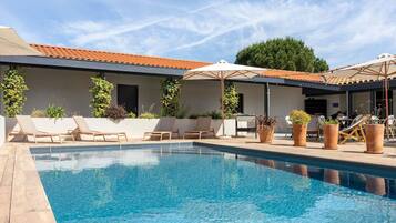 Piscine extérieure (ouverte en saison), parasols de plage