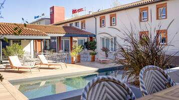 Hồ bơi ngoài trời phục vụ theo mùa, dù/ô trên bãi biển/hồ bơi