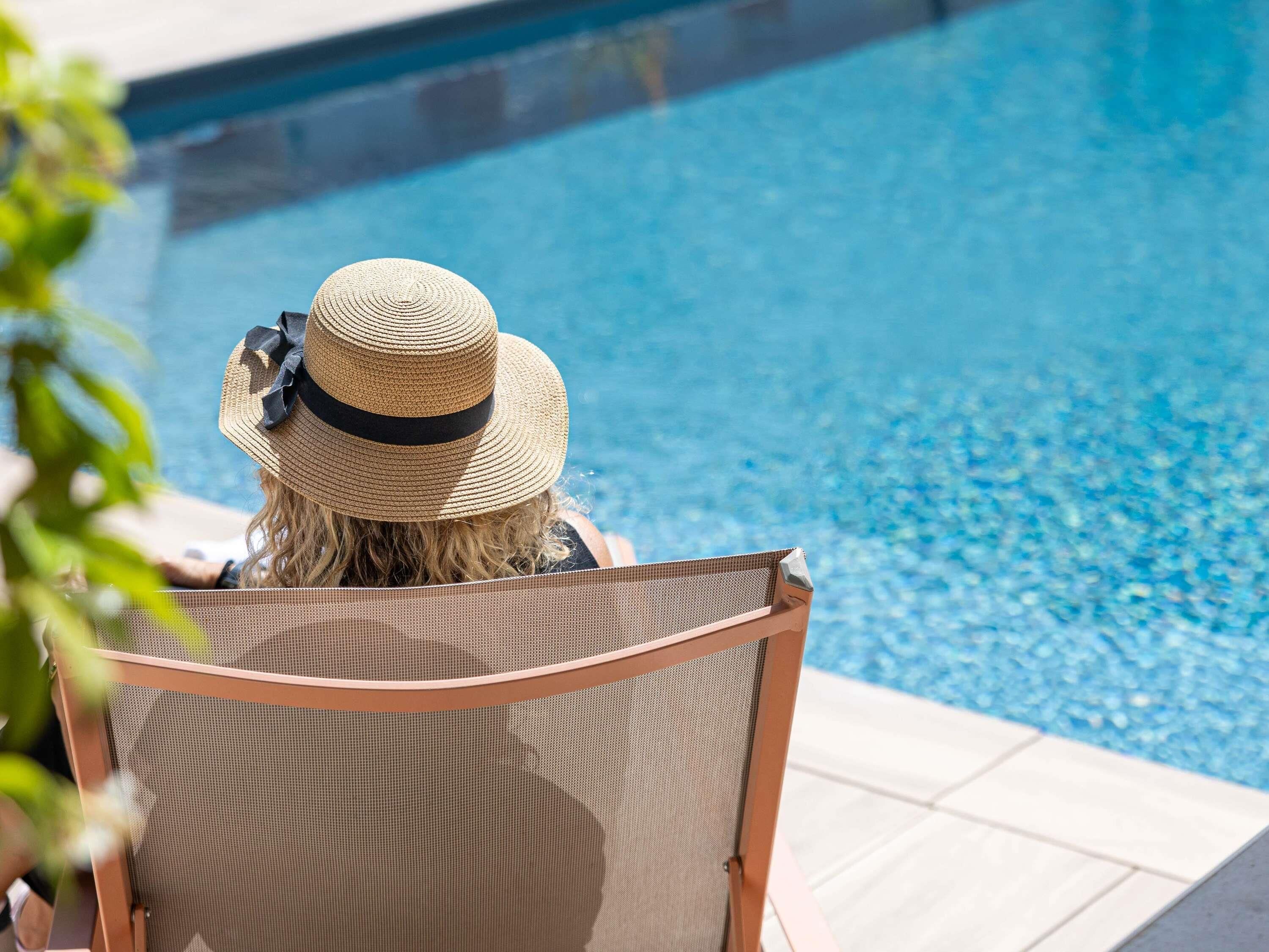 Piscine extérieure (ouverte en saison), parasols de plage