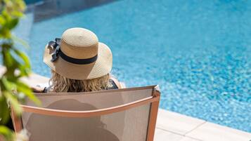 Piscine extérieure (ouverte en saison), parasols de plage