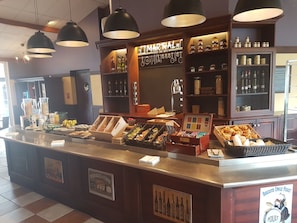 Tägliches Frühstücksbuffet (12.90 EUR pro Person)