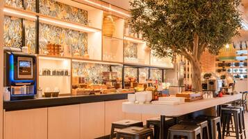 Petit déjeuner buffet servi tous les jours en supplément