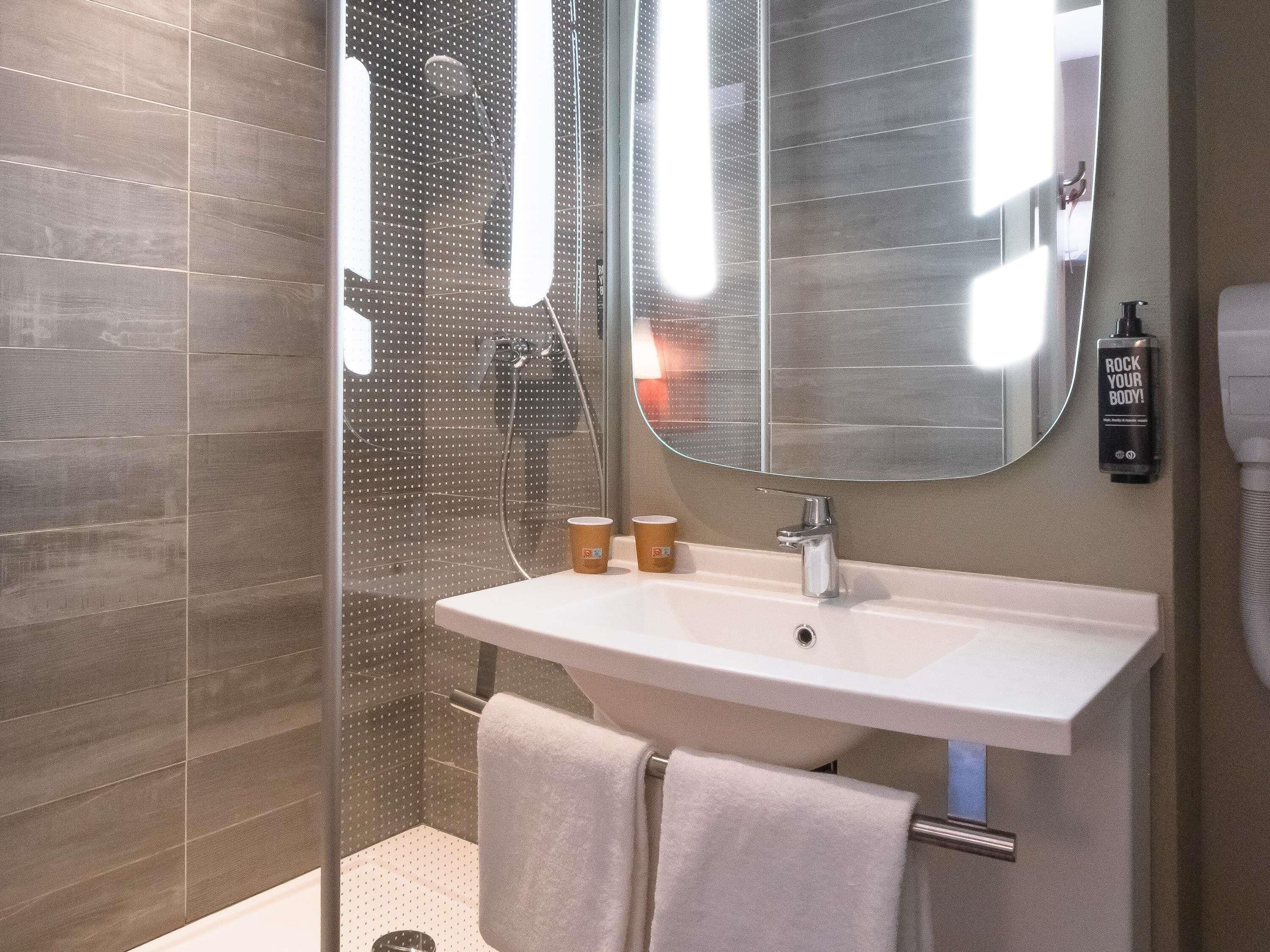 desk, blackout curtains, soundproofing, free cots/infant beds