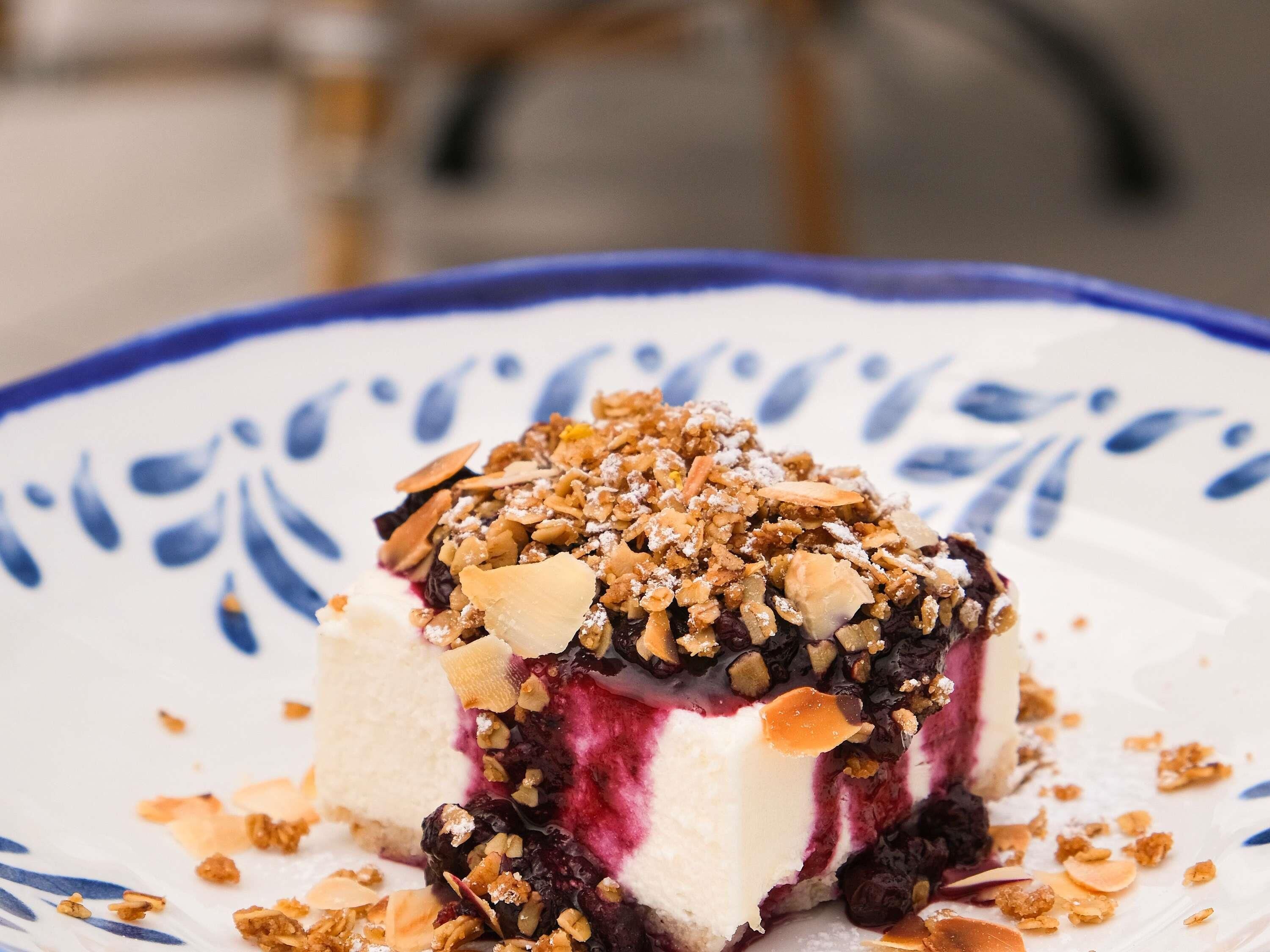 Un dessert présenté dans une assiette à motifs bleus et blancs.
