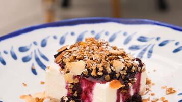 Un dessert présenté dans une assiette à motifs bleus et blancs.