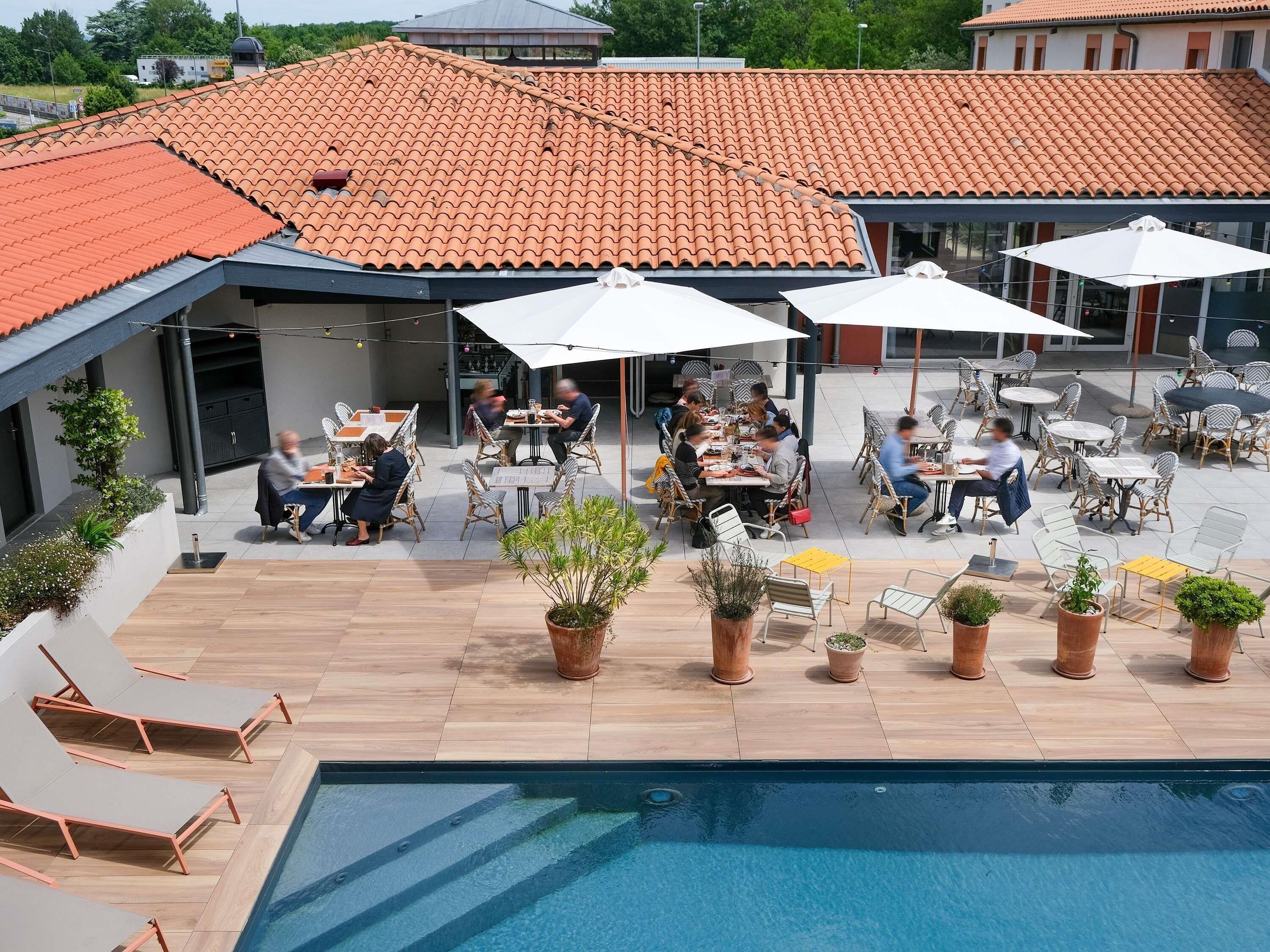 Piscina externa sazonal, funciona das 10h às 22h, guarda-sóis