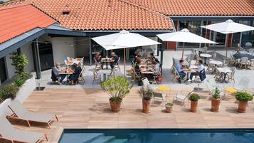 Piscina externa sazonal, funciona das 10h às 22h, guarda-sóis