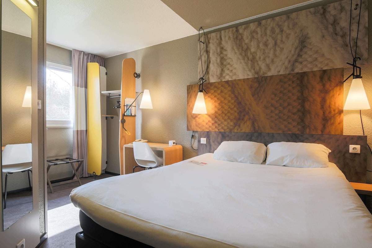 desk, blackout curtains, soundproofing, free cots/infant beds