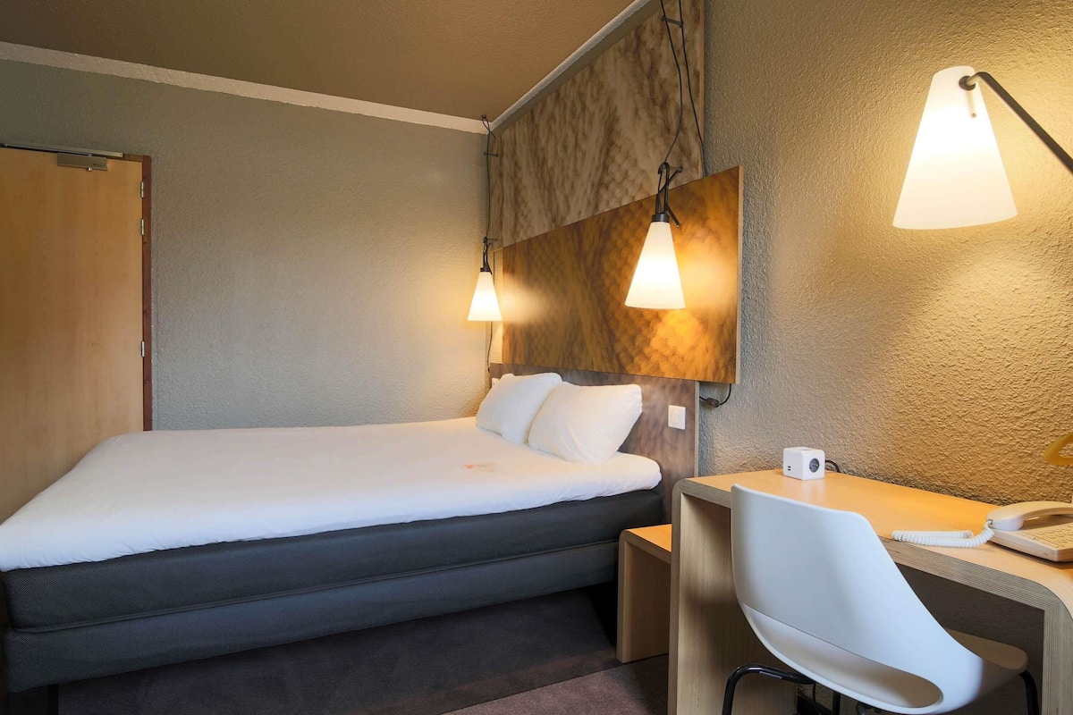 desk, blackout curtains, soundproofing, free cots/infant beds