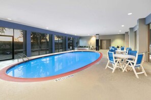 Innenpool, geöffnet von 06:00 Uhr bis 22:00 Uhr, Liegestühle