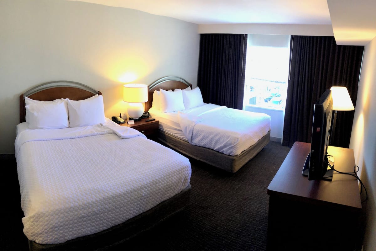 1 bedroom, premium bedding, desk, laptop workspace