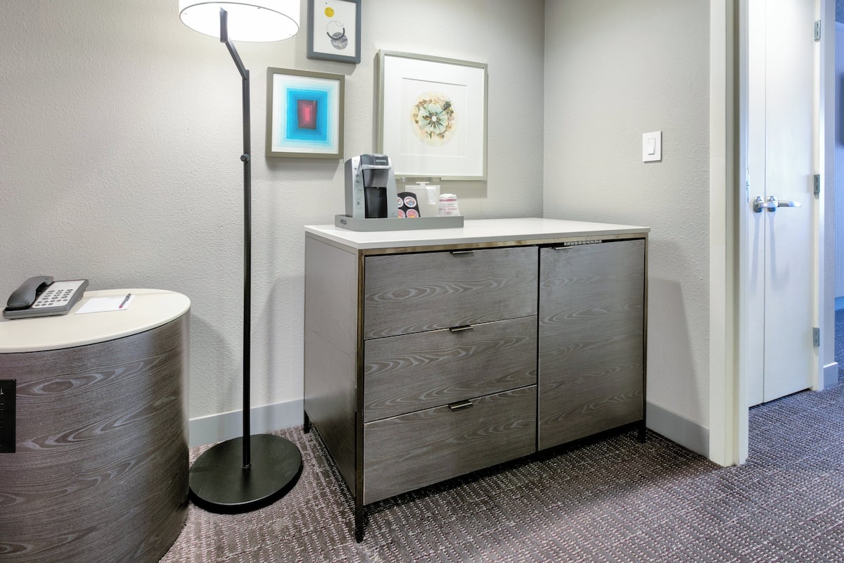 1 bedroom, premium bedding, desk, laptop workspace