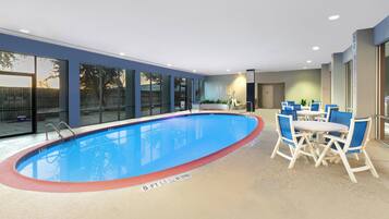 室内游泳池,6:00 至 22:00 开放,日光浴躺椅