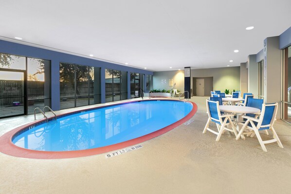 Piscina coperta, con ingresso dalle 06:00 alle 22:00, lettini