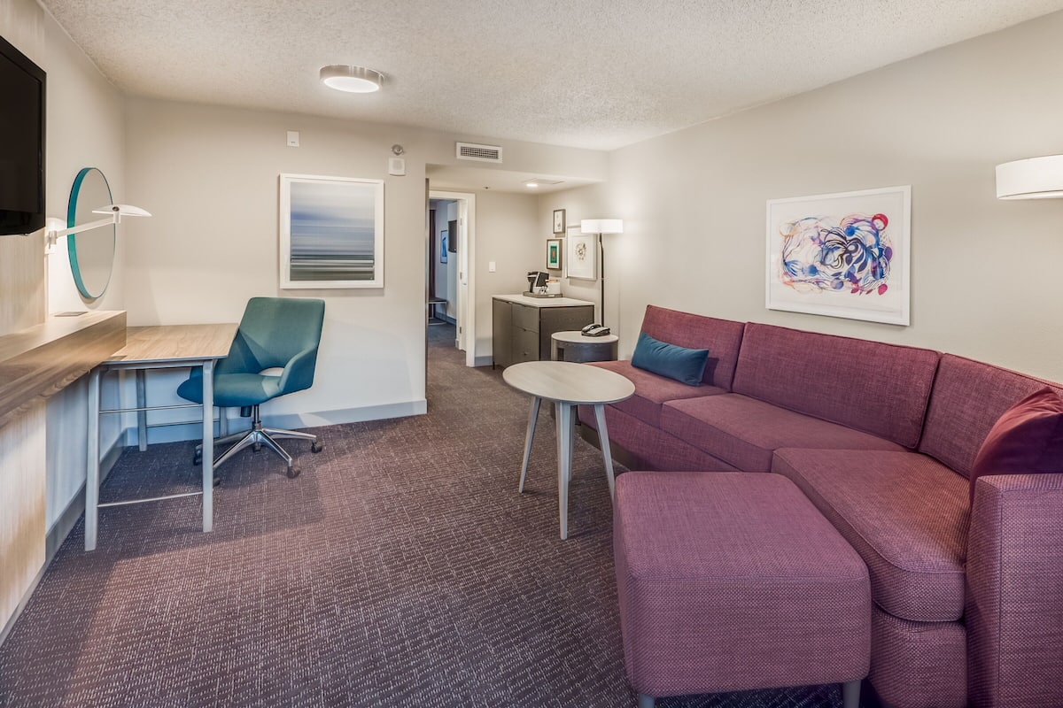 고급 침구, 책상, 노트북 작업 공간, 다리미/다리미판