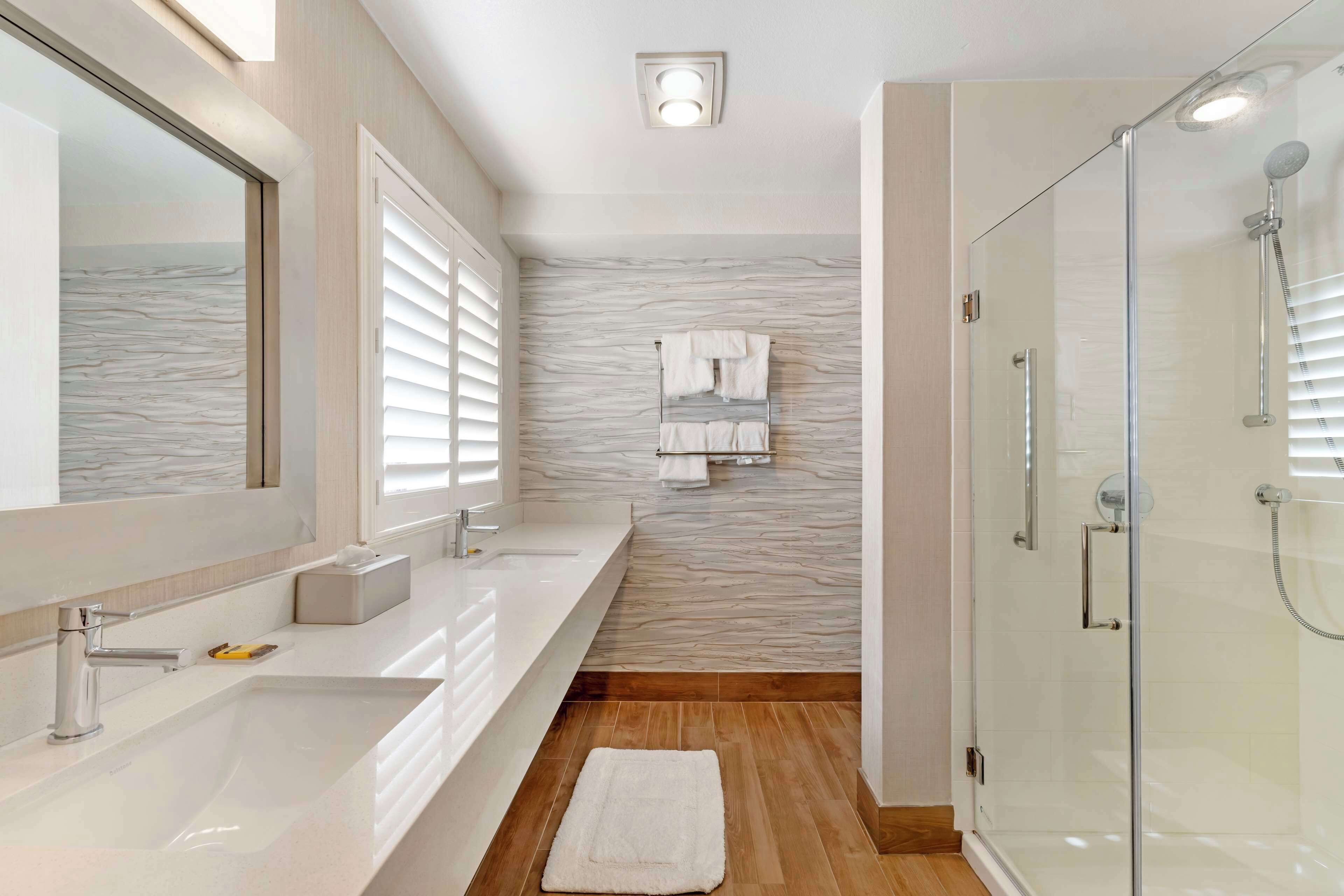 deluxe room, 1 king bed, non smoking, refrigerator (shower only) | bathroom | free toiletries, hair dryer, towels