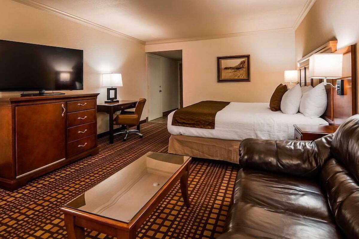 Laptop workspace, iron/ironing board, WiFi, bed sheets