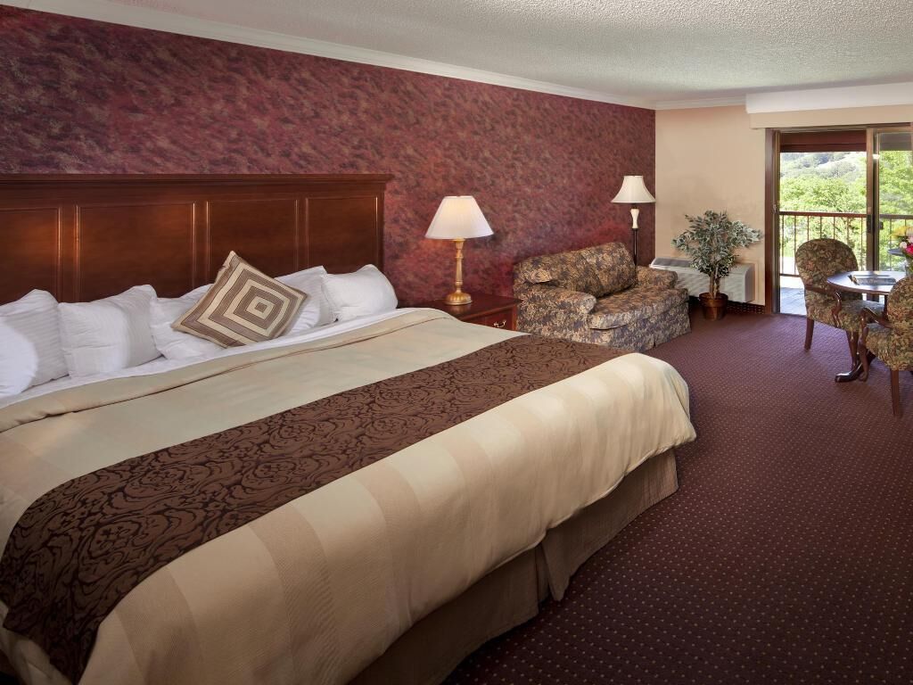 Laptop workspace, iron/ironing board, WiFi, bed sheets