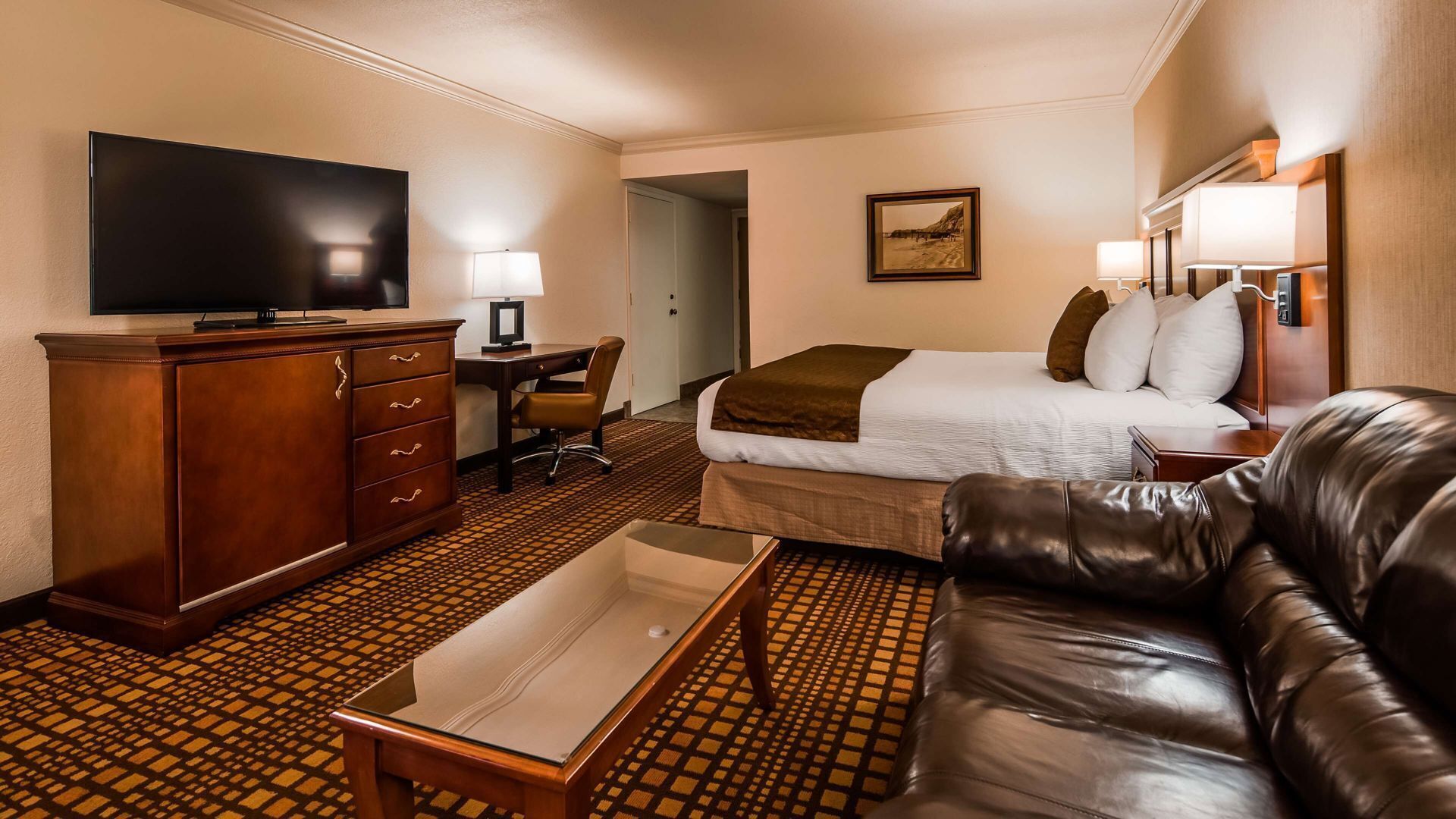 Laptop workspace, iron/ironing board, WiFi, bed sheets