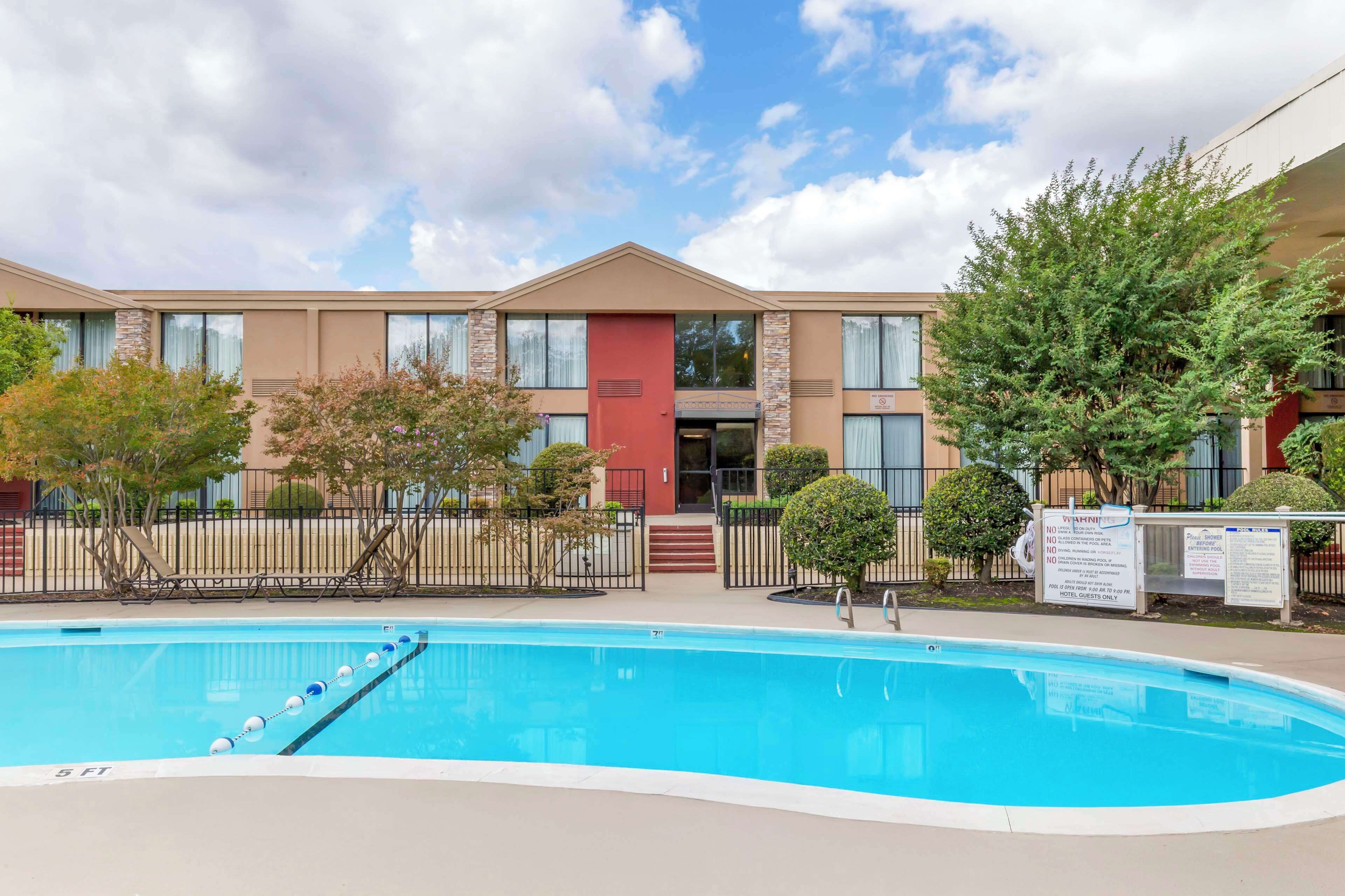 outdoor pool, open 9:00 am to 9:00 pm, pool loungers