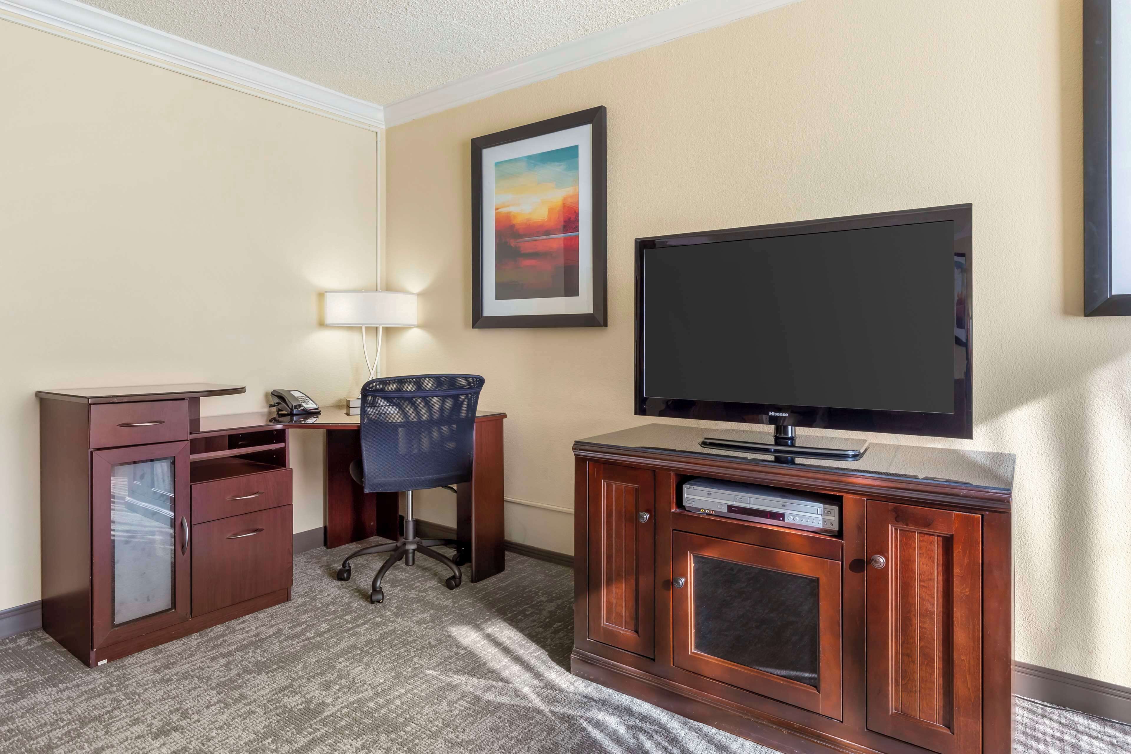 suite, 1 king bed, accessible, refrigerator & microwave (walk-in shower;with sofabed) | 1 bedroom, in-room safe, desk, laptop workspace