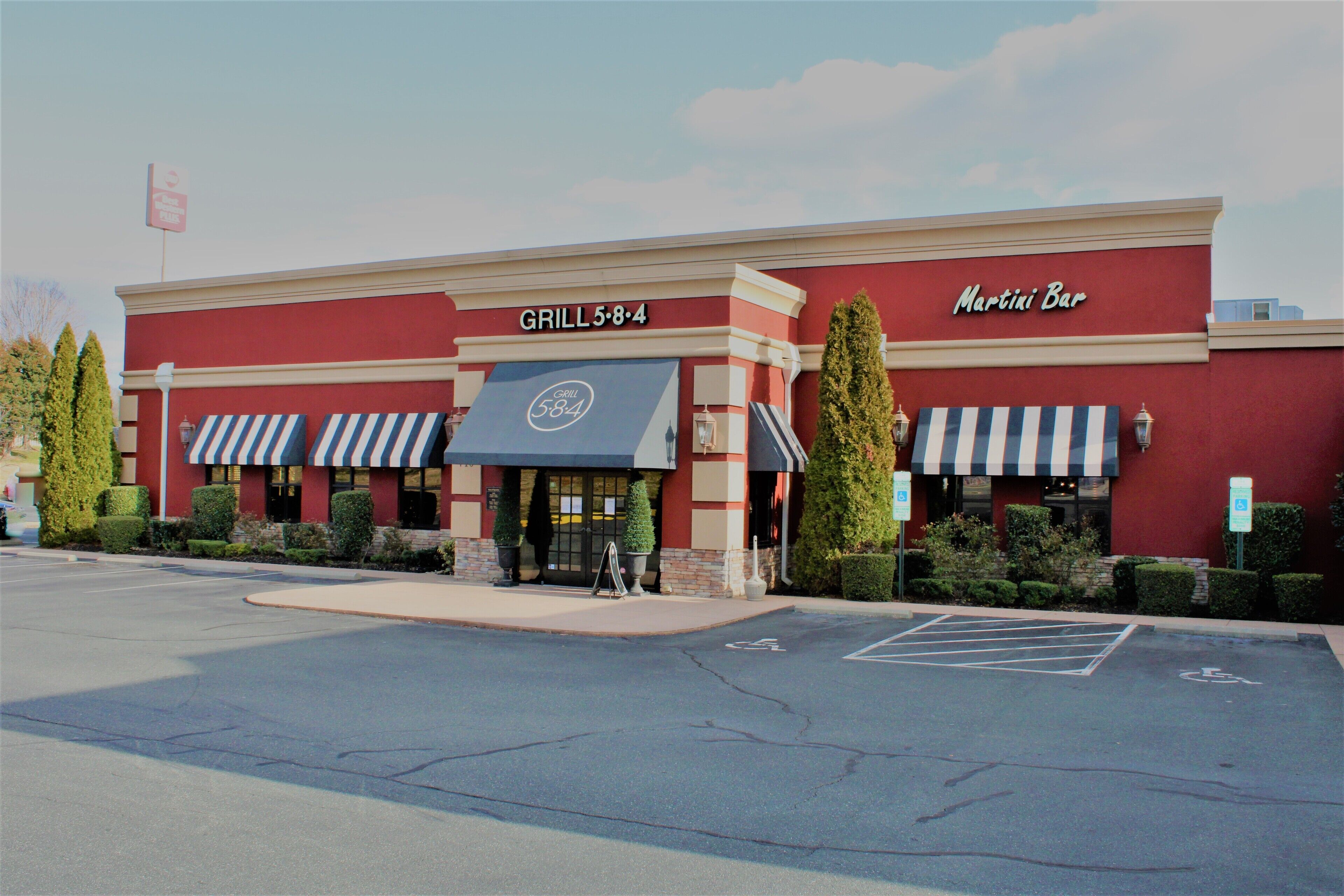 breakfast, lunch, dinner served; american cuisine