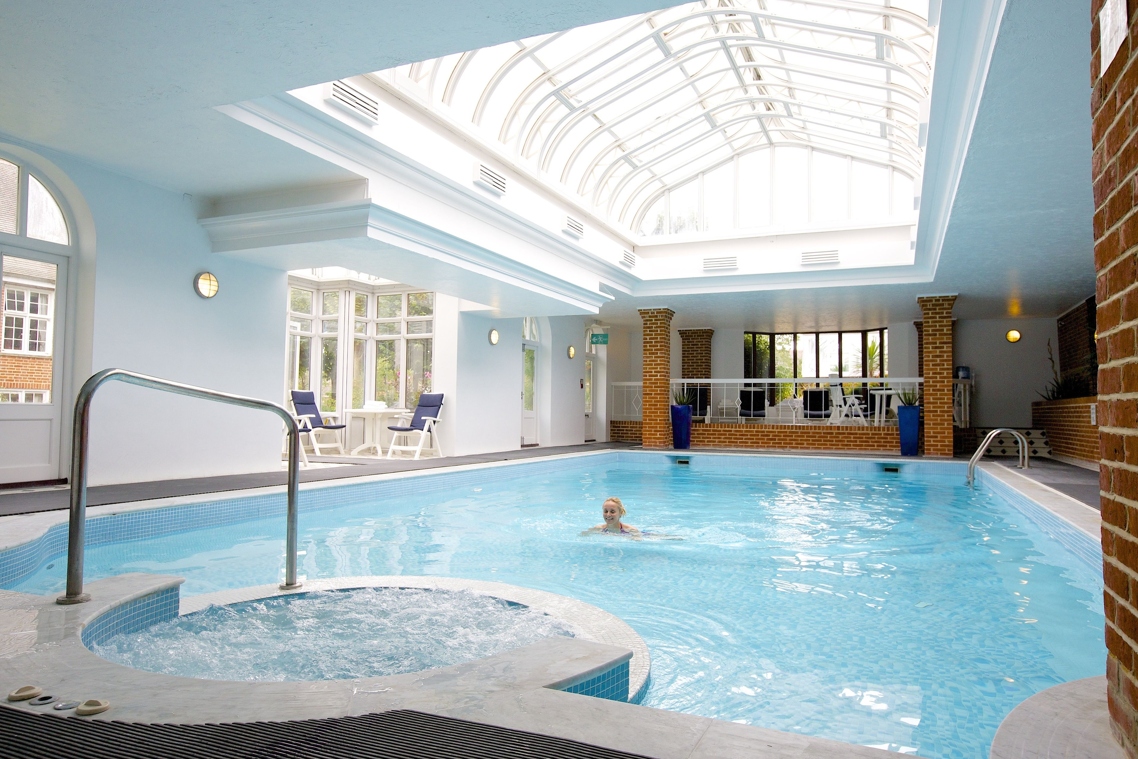 室内游泳池，季节性开放的室外游泳池，日光浴躺椅