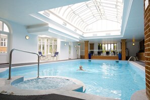 Alberca techada, alberca al aire libre por temporada y camastros