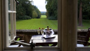 Une table avec une bouteille de champagne, deux verres et des fraises.