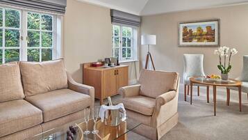 Junior Suite | Premium bedding, in-room safe, individually furnished, desk