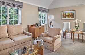 أغطية فراش متميزة وخزنة داخل الغرفة وطراز فريد لكل وحدة ومكتب