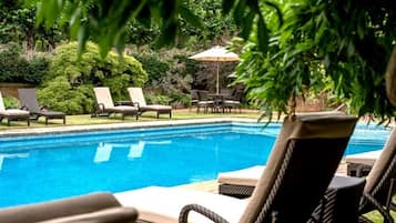 Indoor pool, seasonal outdoor pool, pool loungers
