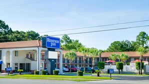 A Rodeway Inn with a clear entrance, multiple parking spaces, and a well-maintained lawn. - Rodeway Inn Panama City (Panama City)