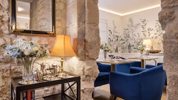 Daily continental breakfast (EUR 18 per person)