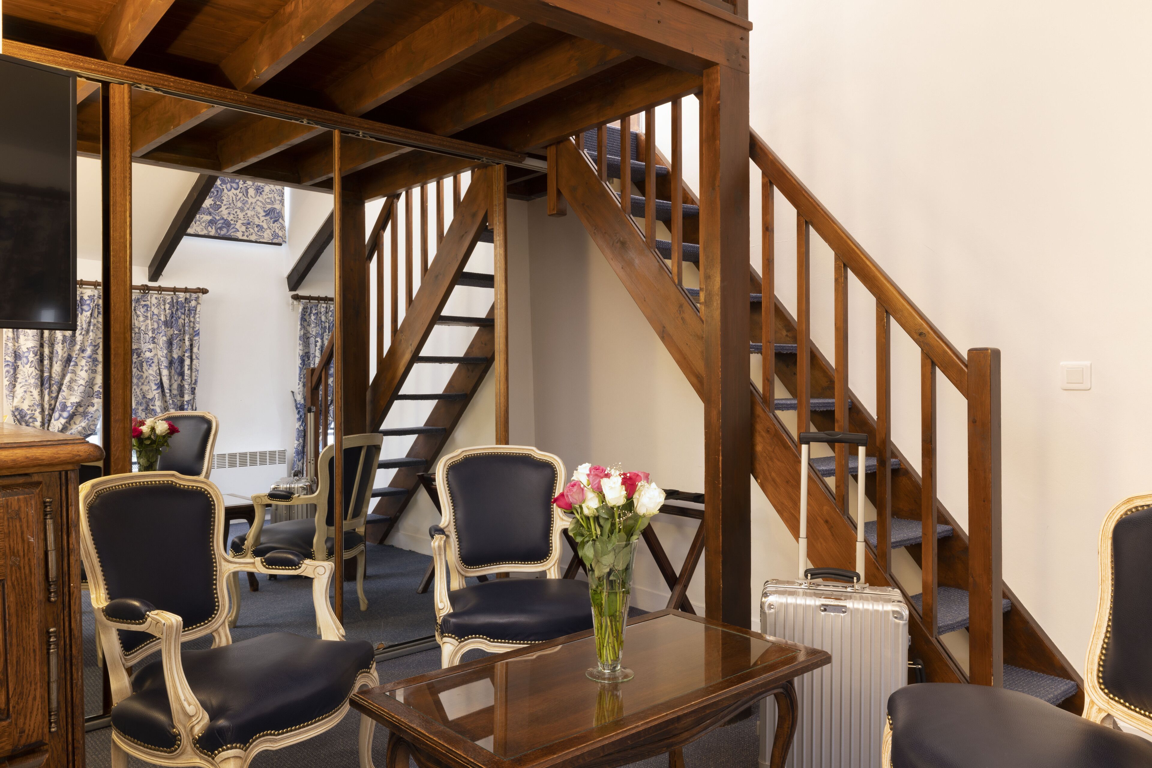 family suite, bathtub | living area | 40-inch flat-screen tv with satellite channels, tv