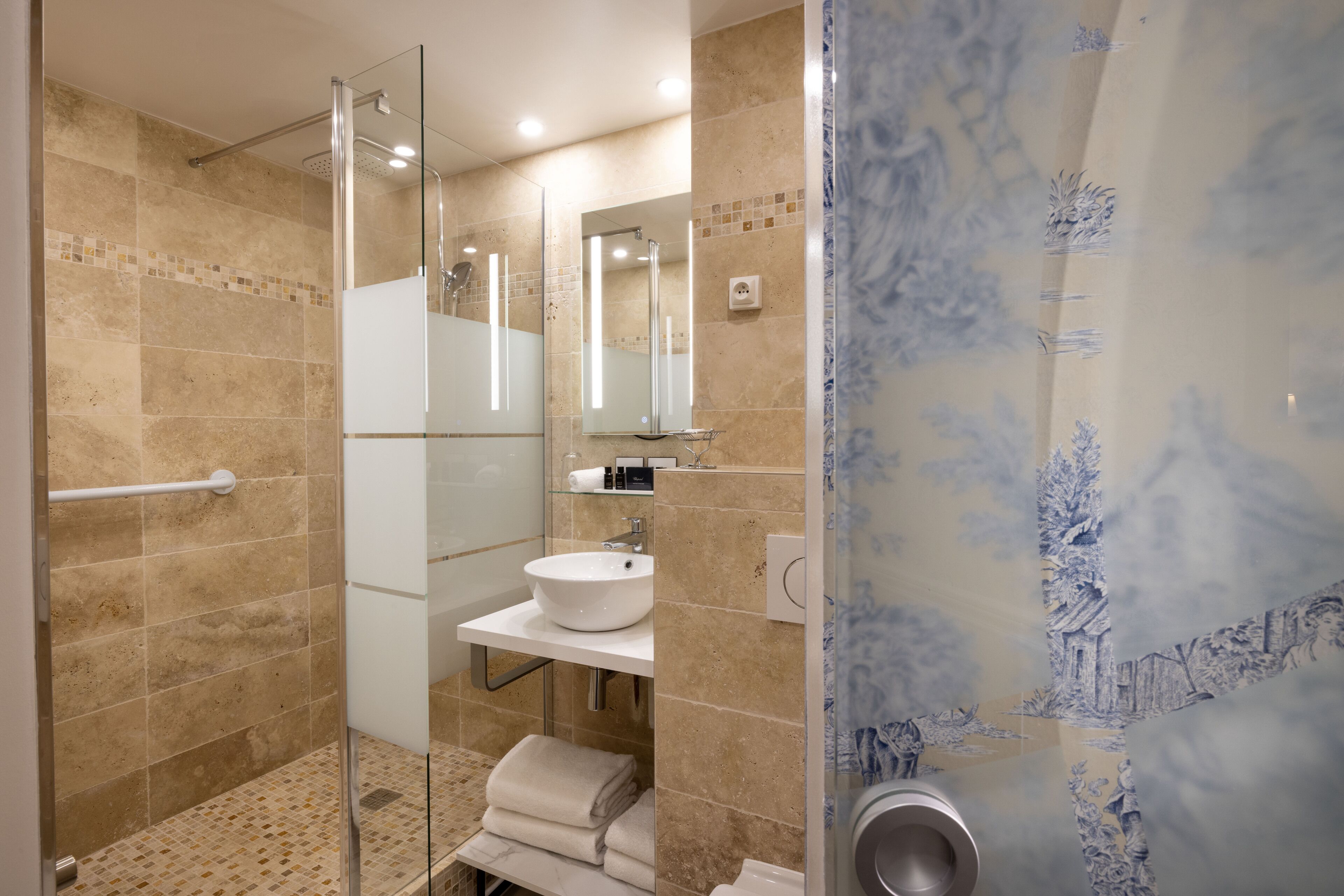 superior double room, non smoking | bathroom | free toiletries, hair dryer, bathrobes, slippers
