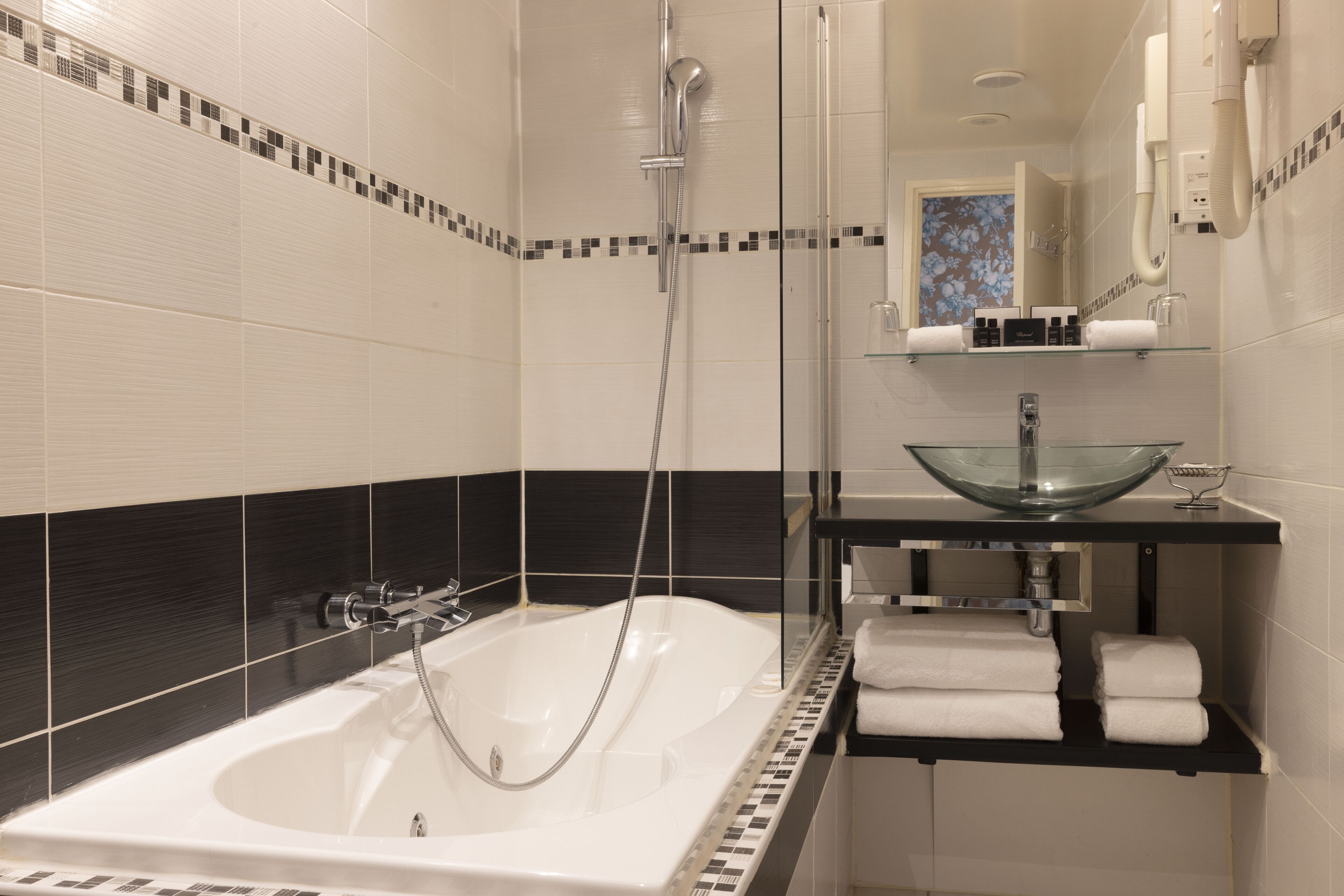 suite, bathtub, courtyard view | bathroom | free toiletries, hair dryer, bathrobes, slippers