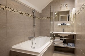 Family Suite, Bathtub | Bathroom - Relais Hotel Du Vieux Paris (Paris)