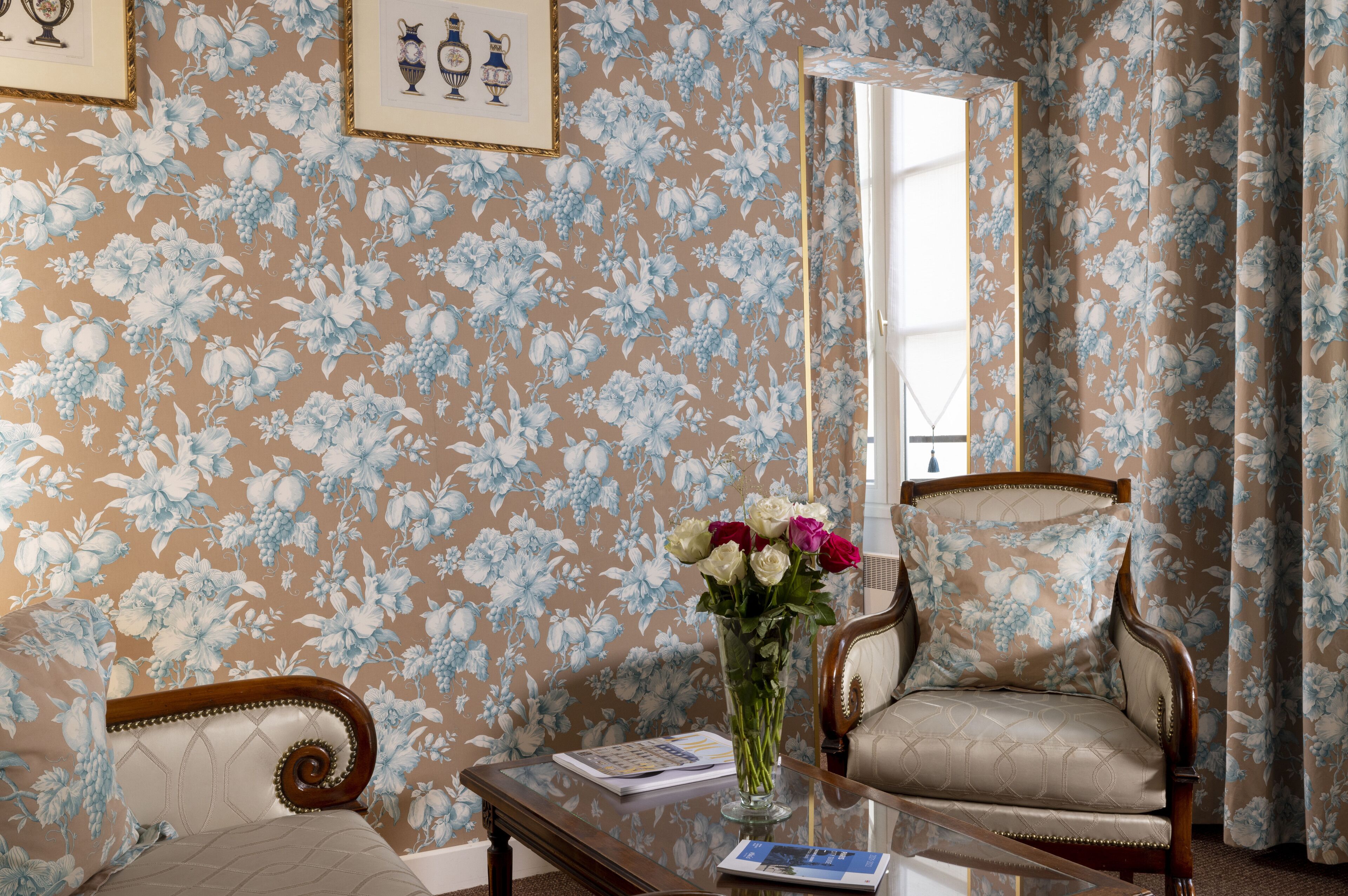 suite, bathtub, courtyard view | living area | 40-inch flat-screen tv with satellite channels, tv