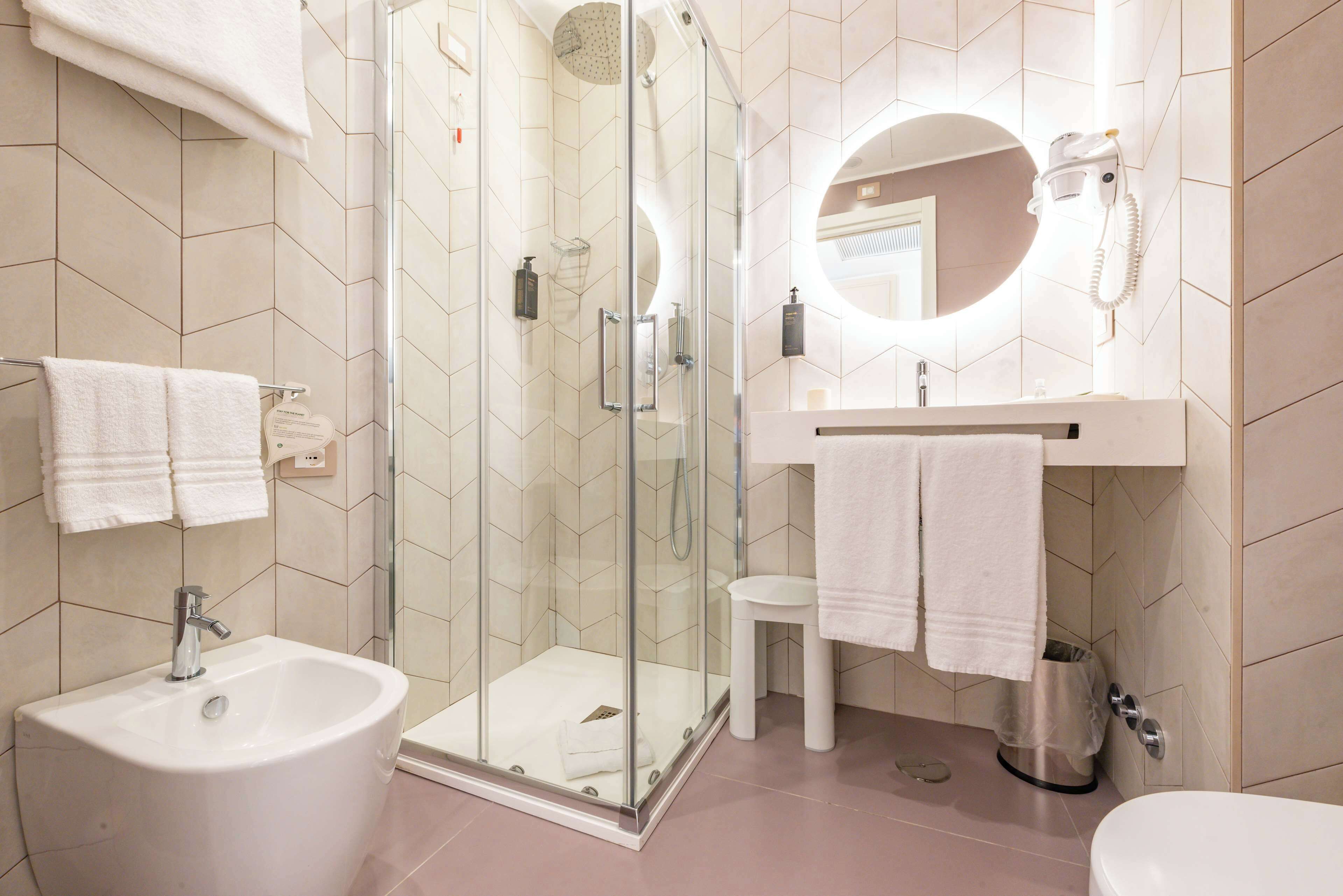 comfort room, 1 queen bed, non smoking | bathroom | combined shower/bathtub, hair dryer, bidet, towels