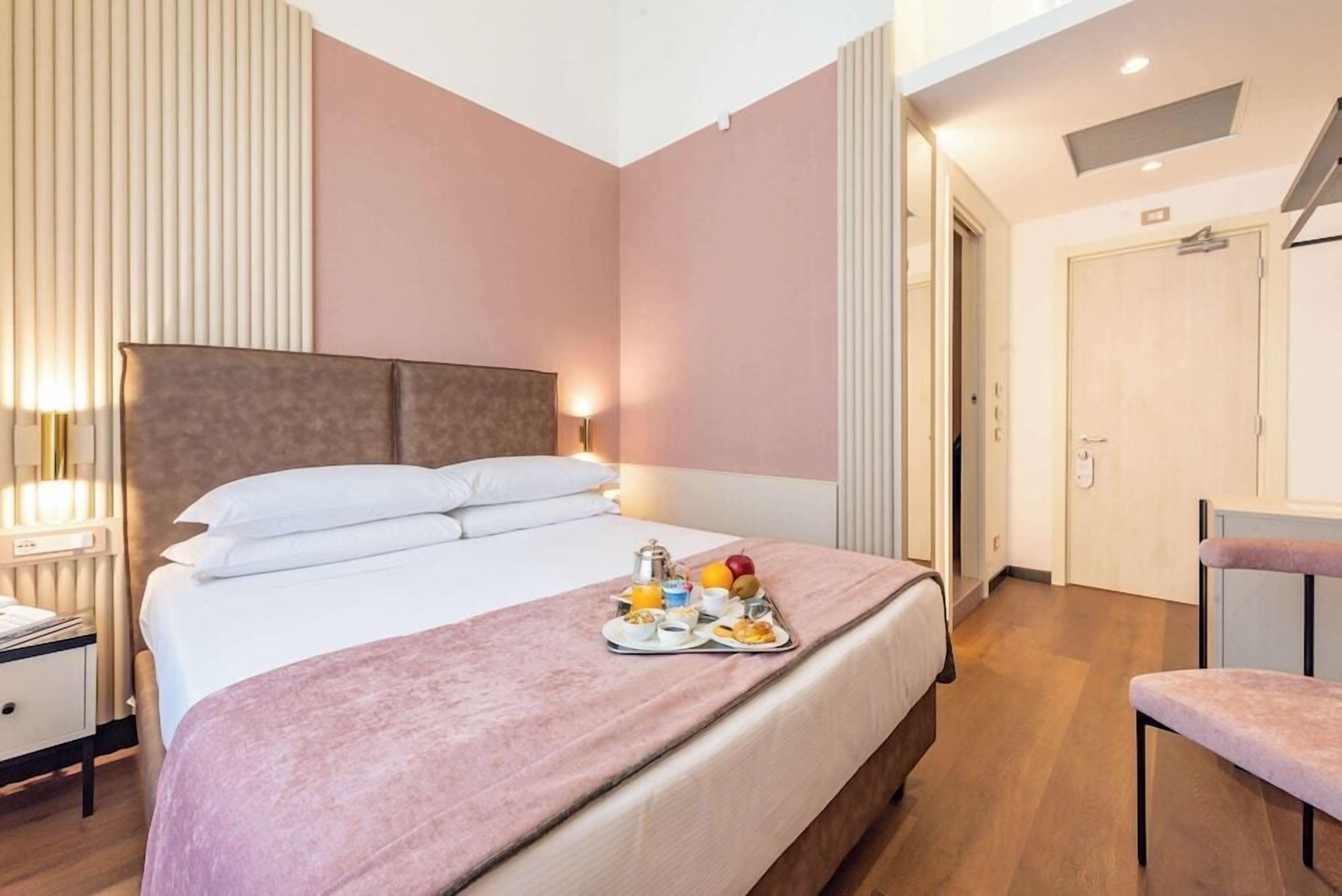 Minibar, escritorio, camas extra y wifi gratis 