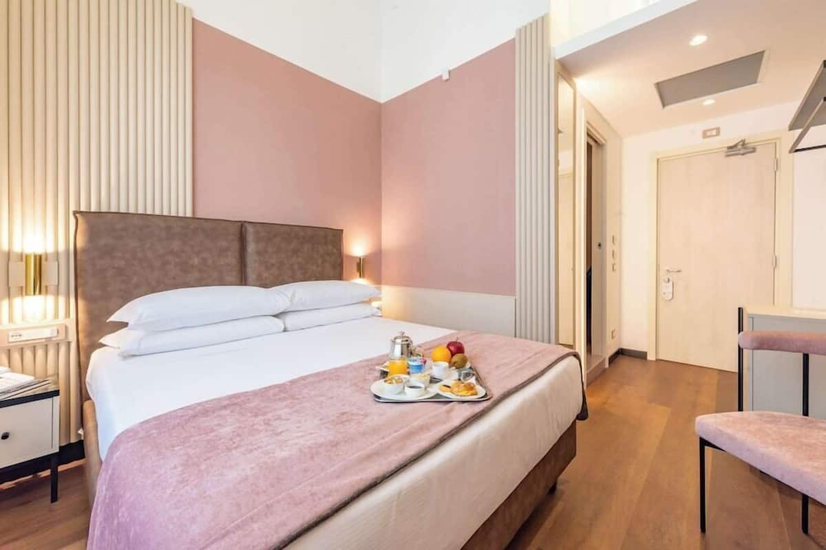 Minibar, bàn, giường gấp/giường phụ (phụ phí)