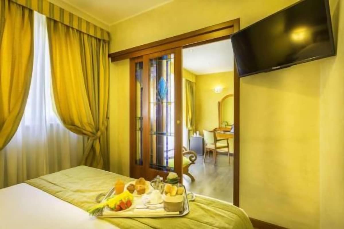 Minibar, desk, WiFi (free), bed sheets