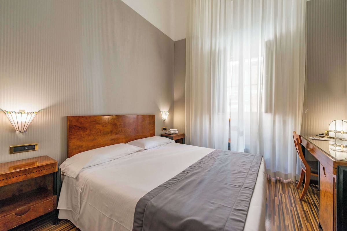 Habitación clásica, 1 cama matrimonial | Minibar, escritorio, camas extra y wifi gratis