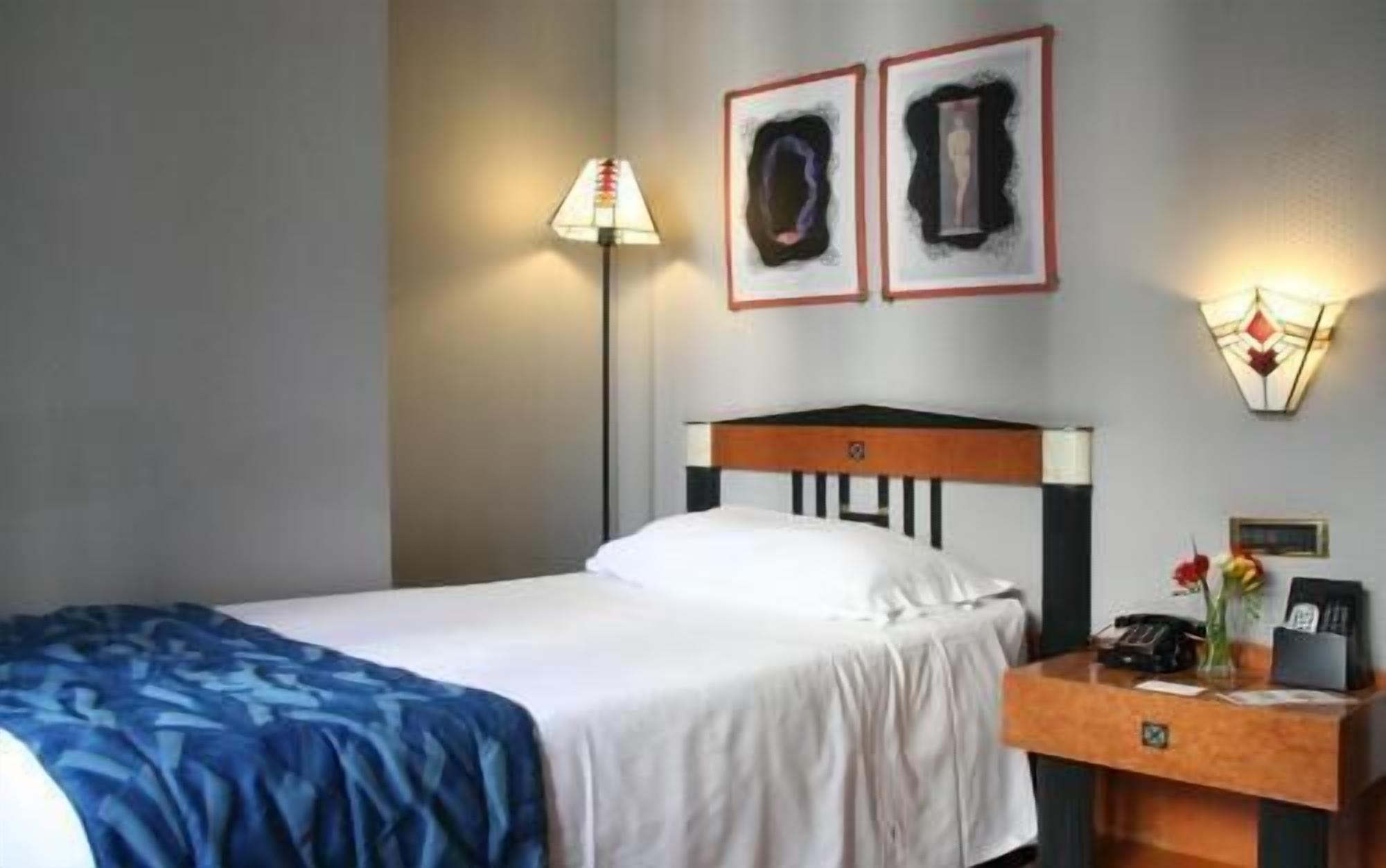 Minibar, una scrivania, letti aggiuntivi (a pagamento), Wi-Fi gratuito